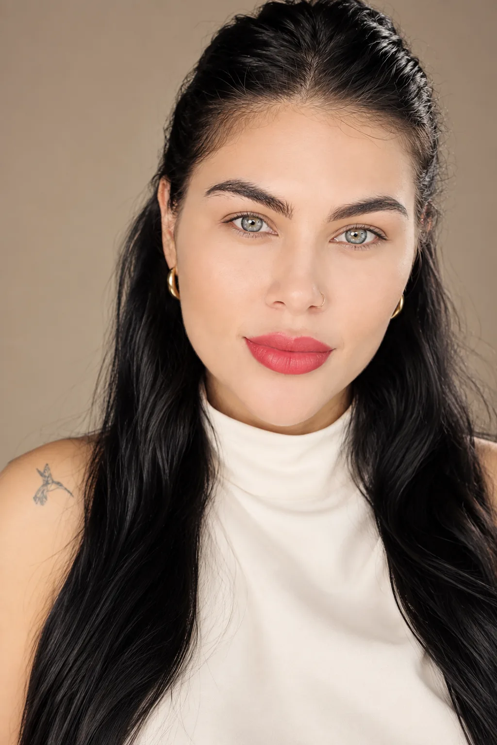 Camila Vasquez, fundadora de LUNÉVIA, con blusa blanca de cuello alto y el cabello largo y oscuro.